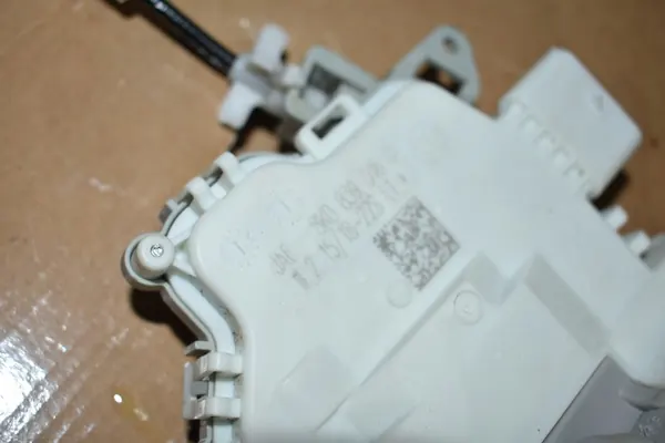 Bakre högra dörrlås Porsche Panamera 971 image 2