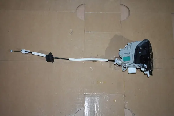 Bakre högra dörrlås Porsche Panamera 971 image 3