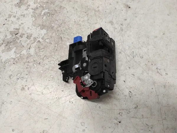 SKODA FABIA 1 I LIFT 04- VÄNSTER BAKLÅS 6PIN image 3