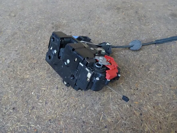 VW GOLF V Türschloss Vorne Rechts 9 Pin 3D2837016 image 3