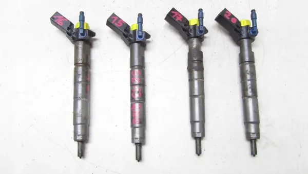 Inyector Mercedes W213 2.0D OEM 131/015 Usado image 2