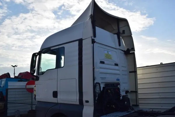 Squelette de cabine MAN TGX XLX avec portes, automatique image 3