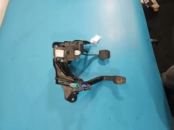 Bremspedale und Kupplungspedale Opel Movano III image 2