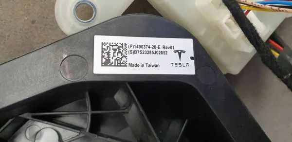 Tesla Model Y Ladeklappen-Aktuator OEM 1537264-20-B image 9