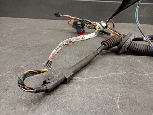 Harness puerta trasera izquierda OEM 82154-05170 image 3