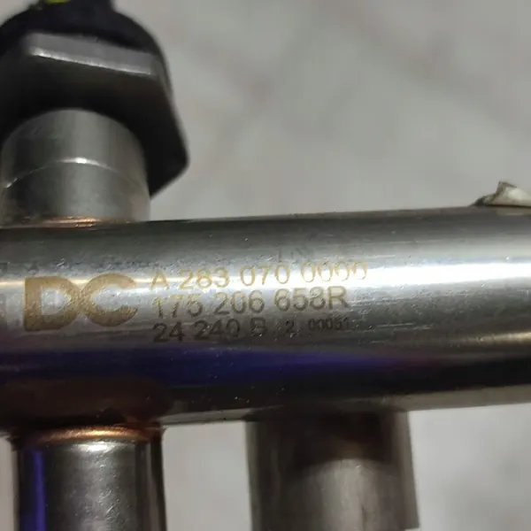 Conducto de combustible Dacia Jogger OEM 175209417R - Usado image 4