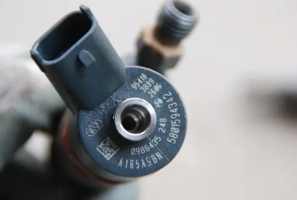 Iveco OE 504389548 Injektor Fiat/Iveco 2.3D/3.0D image 3