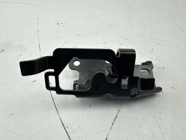 Linke Kofferraumabdeckung Halterung OEM A2058605700 image 2
