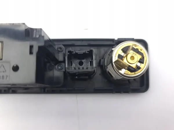 Tomada AUX Land Rover OEM A2C533686900 - Usado image 7