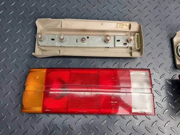Soquete farol traseiro esquerdo OEM 1 377 882 BMW E30 image 4
