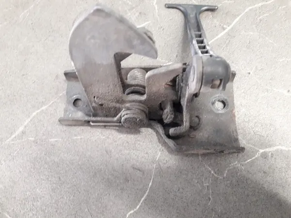 Mercedes W211 Motorhuvslås 2118870327 image 2