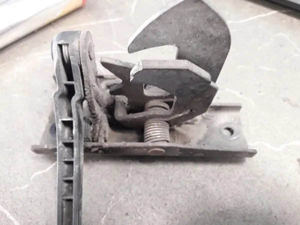 Mercedes W211 Motorhuvslås 2118870327 image 4