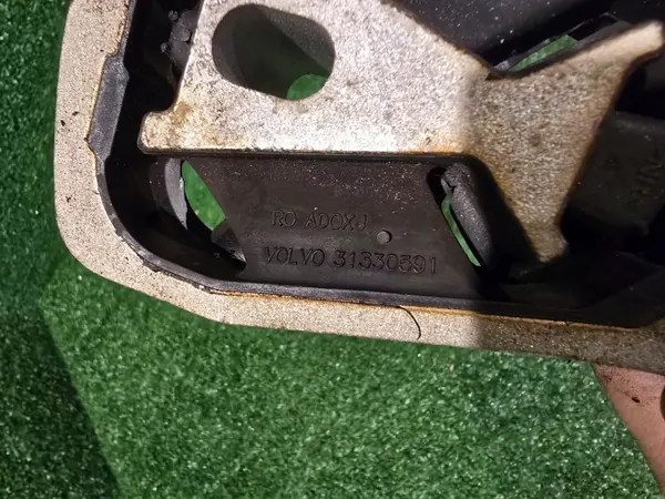 Volvo Versnellingsbaksteun OEM 31330591 - Gebruikte Staat image 3