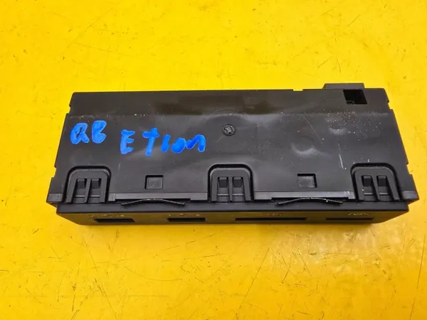Enchufe USB Audi Q8 2019 OEM 4N0035736A image 3
