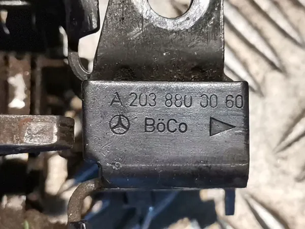 Mercedes-Benz C W203 Motorhuvudlås image 3