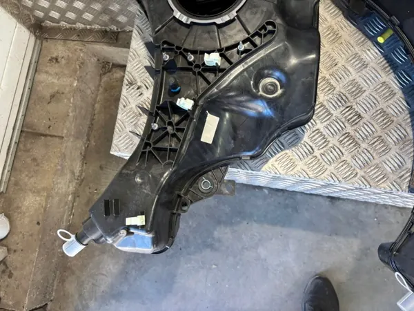 Réservoir AdBlue OEM 172A25422R pour Renault Kangoo image 5