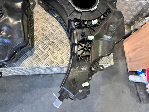 Réservoir AdBlue OEM 172A25422R pour Renault Kangoo image 6