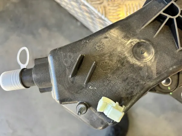 Réservoir AdBlue OEM 172A25422R pour Renault Kangoo image 9