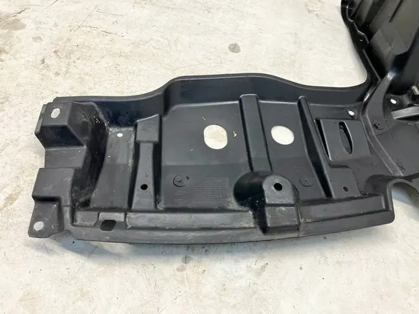 Yaris III Lift 1.5 VVTi Motoröverdrag Vänster 51442-0D141 image 2