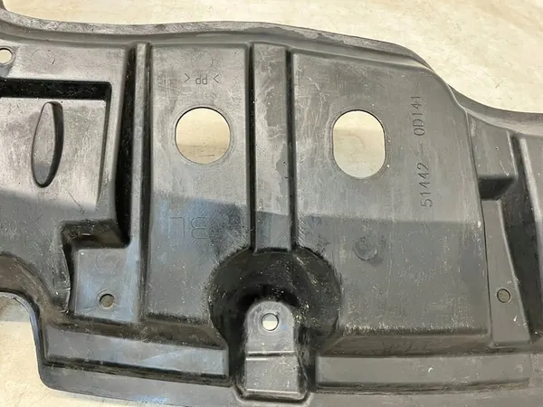 Yaris III Lift 1.5 VVTi Motoröverdrag Vänster 51442-0D141 image 7