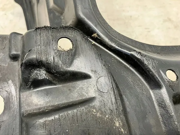 Yaris III Lift 1.5 VVTi Motoröverdrag Vänster 51442-0D141 image 9