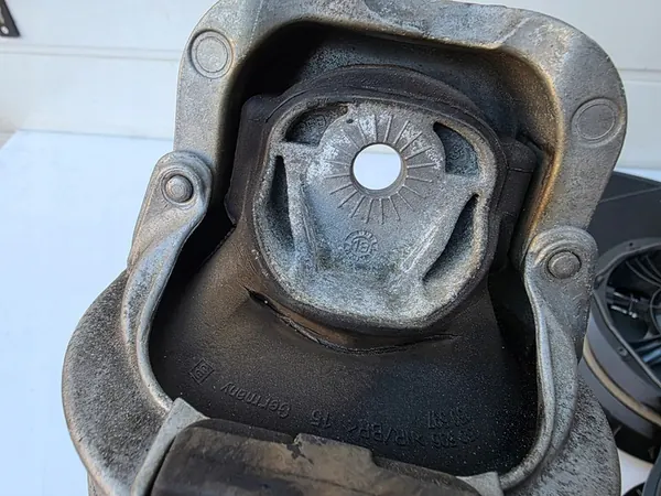 Moottorin Kiinnike Oikea Audi Q5 80A FY 2.0T OEM 4M0199372B image 2