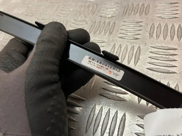 BMW X6 F16 takaikkunan tiiviste OEM 7377891 image 3
