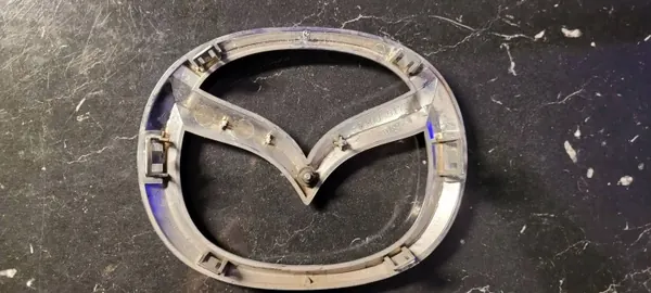 Mazda CX-3 Frontgrille-Emblem OEM D10J51730 image 3