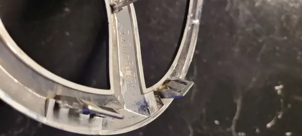 Mazda CX-3 Frontgrille-Emblem OEM D10J51730 image 4
