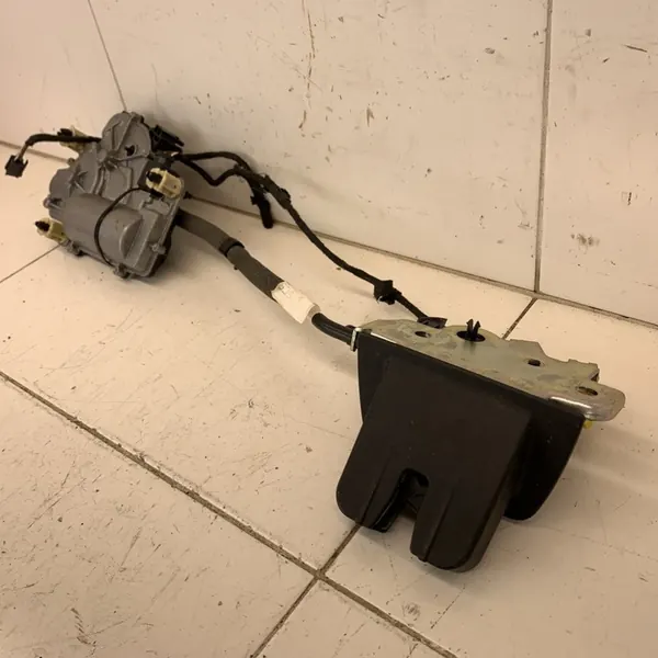 Bagagelås + fäste AUDI A4 B9 8W Avant 2016 image 2