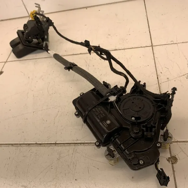 Bagagelås + fäste AUDI A4 B9 8W Avant 2016 image 4