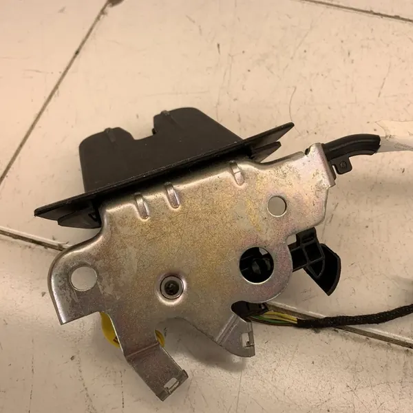 Bagagelås + fäste AUDI A4 B9 8W Avant 2016 image 7