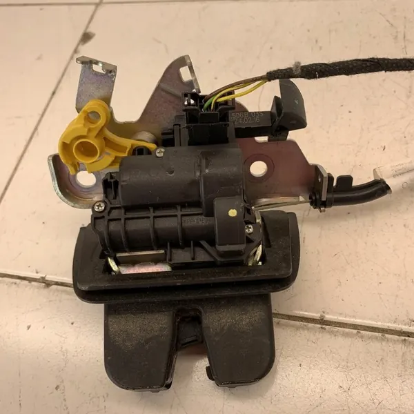 Bagagelås + fäste AUDI A4 B9 8W Avant 2016 image 8