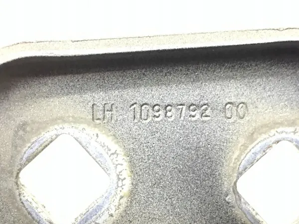 Tesla 3 Voorste Motorkap Scharnier Links OEM 1098792-00 image 6