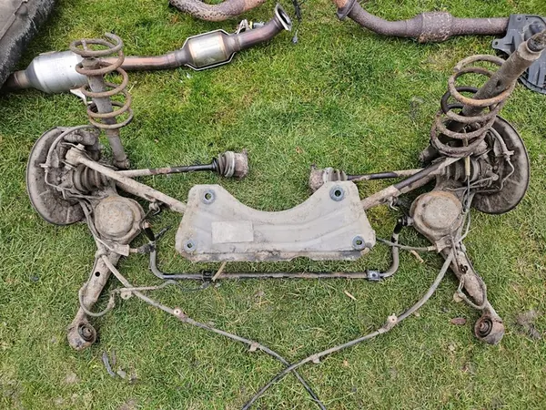 TOYOTA RAV4 00-05 Trave Posteriore di Sospensione image 2