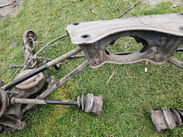 TOYOTA RAV4 00-05 Trave Posteriore di Sospensione image 7