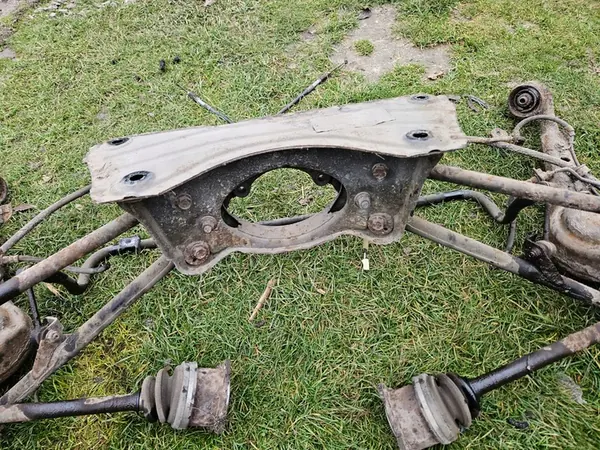 TOYOTA RAV4 00-05 Trave Posteriore di Sospensione image 8