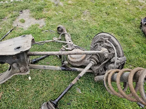 TOYOTA RAV4 00-05 Trave Posteriore di Sospensione image 9