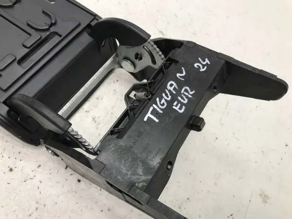 OEM 571864207A Middenconsole armsteun VW Tiguan III image 5
