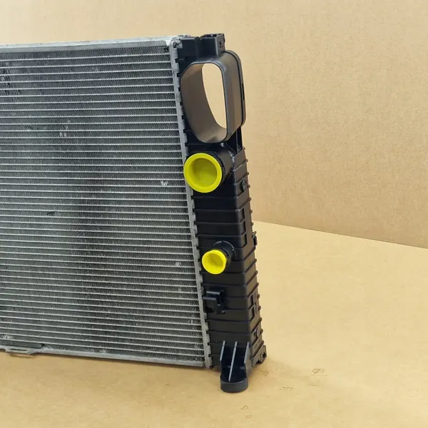 Radiador de água OEM P*AWK 2115000802 Usado image 3