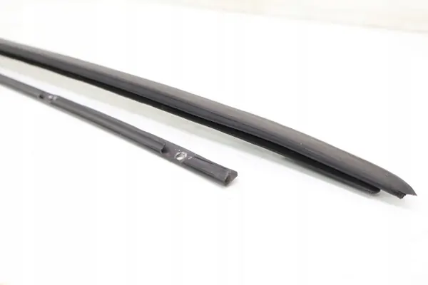 Junta parabrisas derecho Maserati Grecale OEM 670167247 image 3