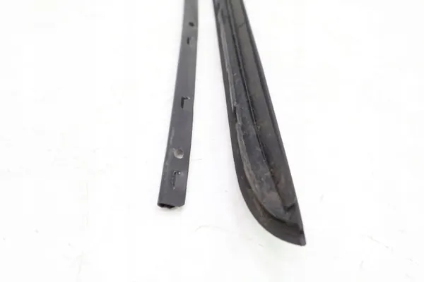 Junta parabrisas derecho Maserati Grecale OEM 670167247 image 5