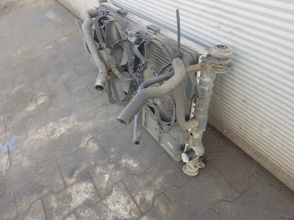Radiador de água OEM 2T14-8C607-BC com ventoinha image 5