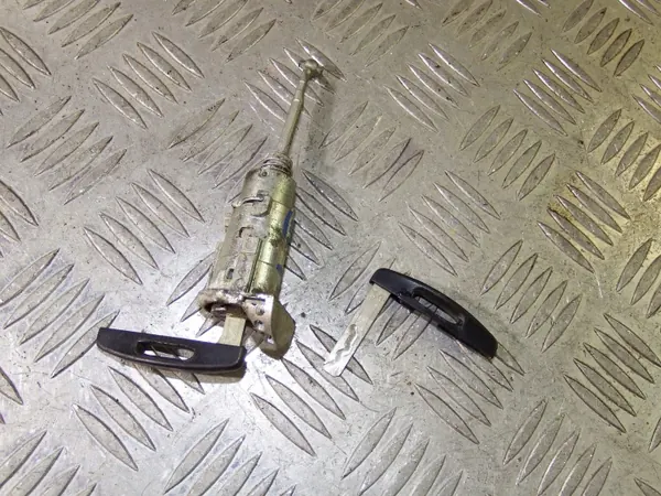 Kuljettajan Oven Lukon Lisäosa OEM 27741 2 Avainta image 2