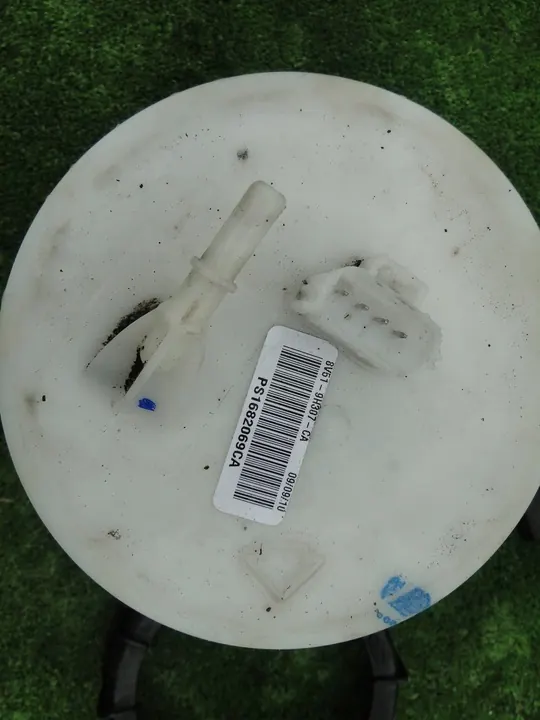 Ford Fiesta mk7 Fuel Pump 1.25 + Nut image 2