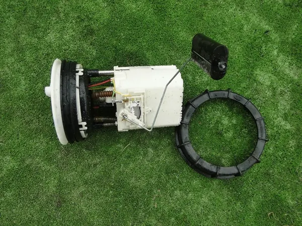 Ford Fiesta mk7 Fuel Pump 1.25 + Nut image 3