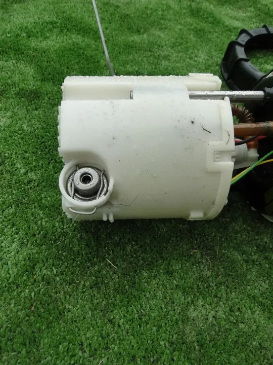Ford Fiesta mk7 Fuel Pump 1.25 + Nut image 4