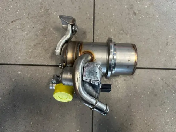 Begagnad EGR-kylare OEM 04L131512F CV816008 image 2