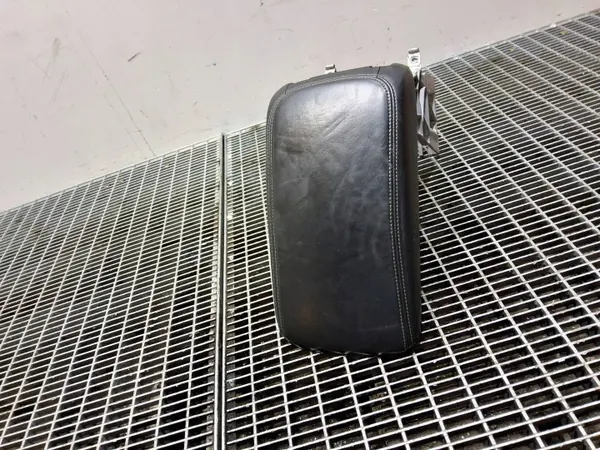 Audi A3 S3 8V konsoli käsinoja OEM 8V0864263 image 2