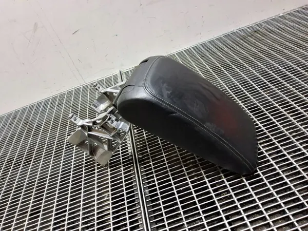 Audi A3 S3 8V konsoli käsinoja OEM 8V0864263 image 3